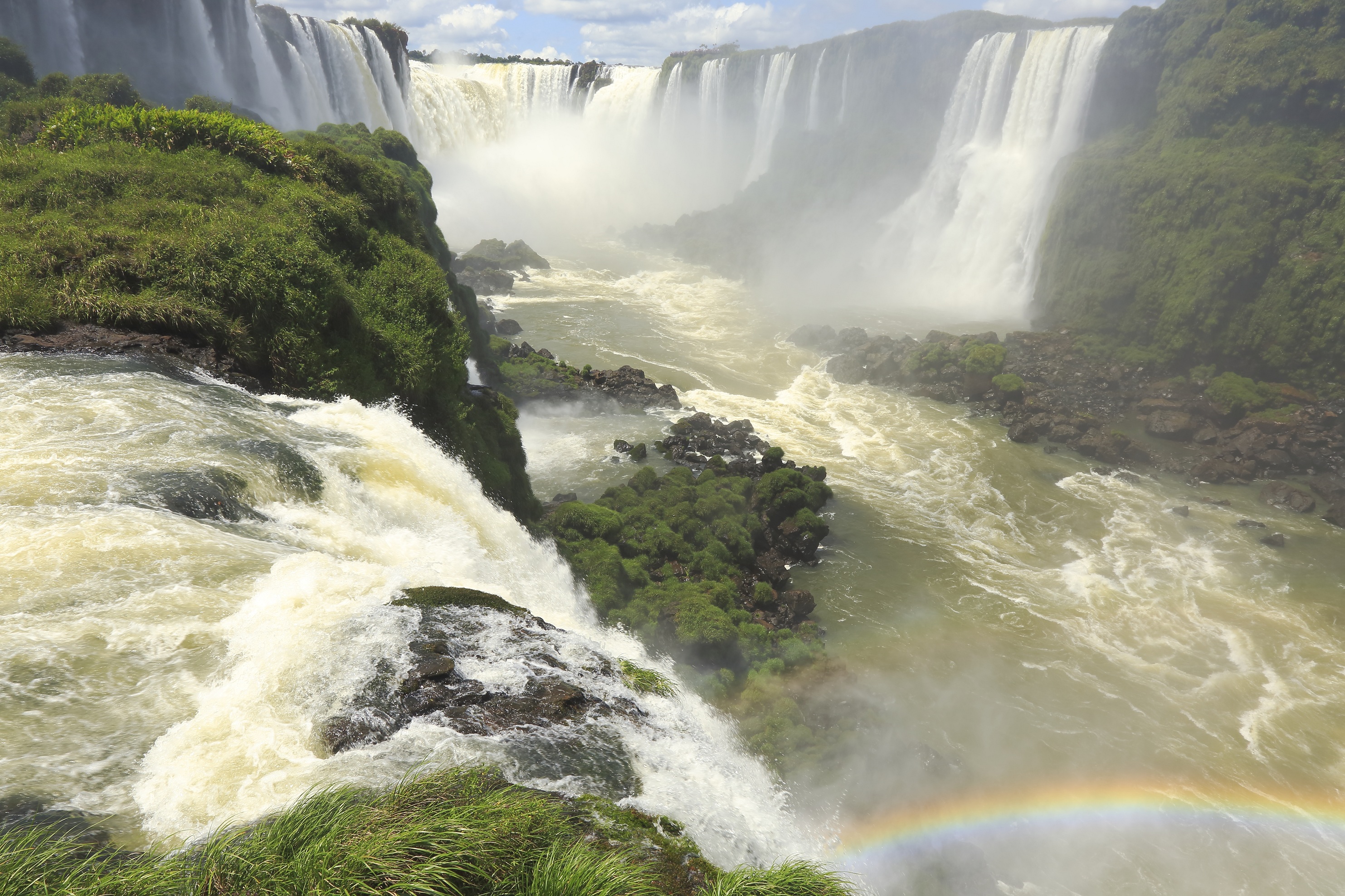 Iguaçu Falls with rainbow