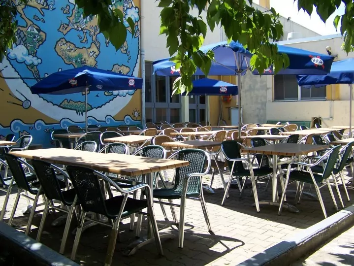 Bonneveine-Hostel-Marseille-France-patio