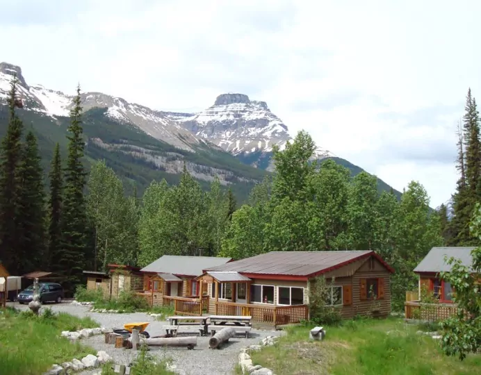 img32720-HI---Rampart-Creek-Wilderness-Hostel-Building-and-Mountain