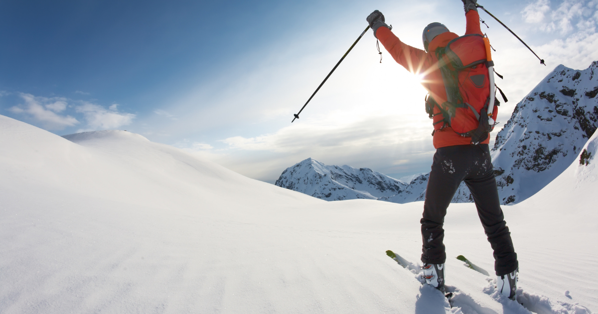 Skier. Лыжник на склоне горы картинка. Термобельё реклама горы зима. Лыжник стоит спиной фото. Ski с английского на русский